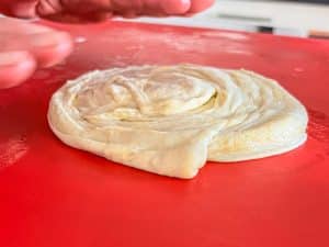 Knusprige, blättrige Fladenbrote aus der Pfanne - ohne Backtriebmittel 16 Jetzt mit der flachen Hand die Schnecke rings herum flach drücken. Der Durchmesser soll circa 20 cm sein. Den Fladen beiseite legen und so mit allen Teigballen verfahren.