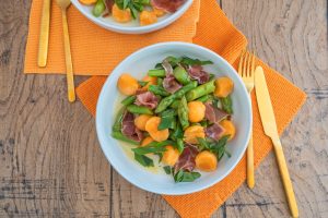 Spargel-Melonensalat mit Honig-Senfdressing