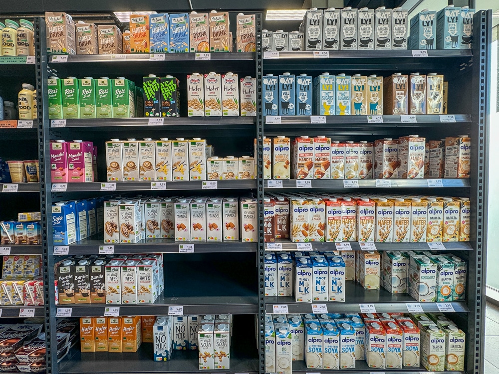 Wird Hafermilch in Kaffee und Tee nicht vertragen? Gründe und Symptome 2 Haferdrinks bei Edeka 2024