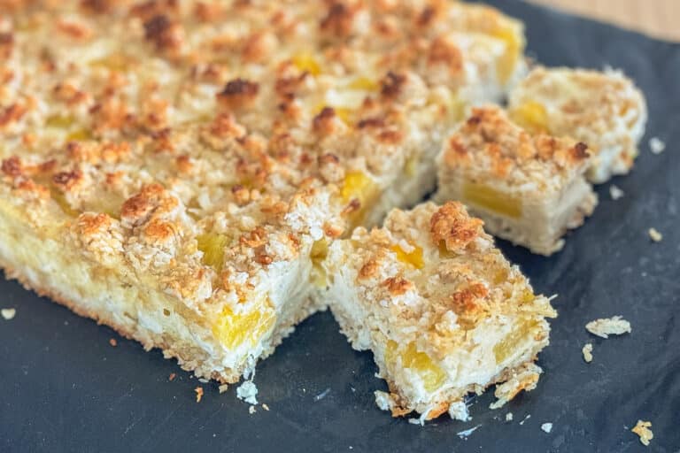 Kokos-Ananas-Streuselkuchen mit Cheesecake-Füllung - Super einfaches Rezept, vegan