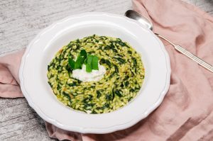 Bärlauch-Risotto mit Spinat, Frühlingszwiebeln und körnigem Frischkäse