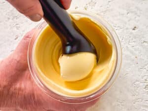 High Protein Joghurt-Mango-Eis mit der Ninja Creami Eismaschine 13 Ninja Creami High Protein Joghurt-Mango-Eis