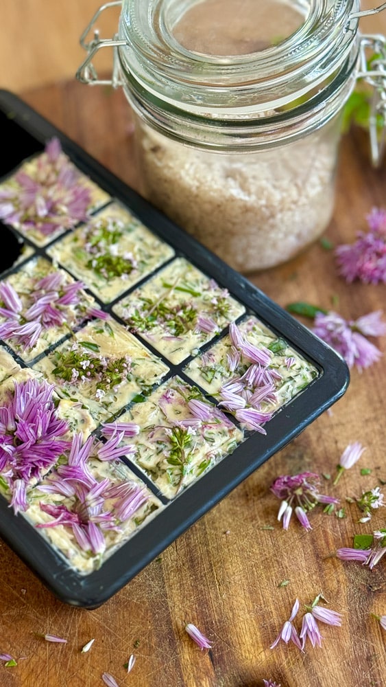 Meine beste selbstgemachte Kräuterbutter 2 a tray of food with flowers on it