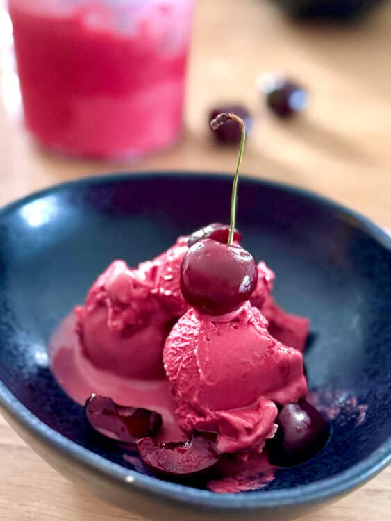 Cremiges veganes Kirsch-Kokos-Eis nur 3 Zutaten - Ninja Creami 17 cremiges veganes Kirsch-Kokos-Eis Ninja Creami