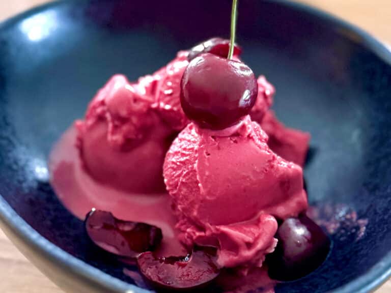cremiges veganes Kirsch-Kokos-Eis Ninja Creami