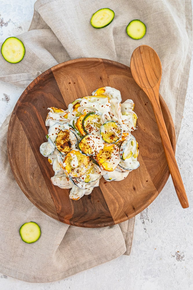 Gegrillte Zucchini mit Joghurtsoße - einfaches und schnelles Rezept 2 gegrillte Zucchini mit Joghurtsoße - einfaches Rezept