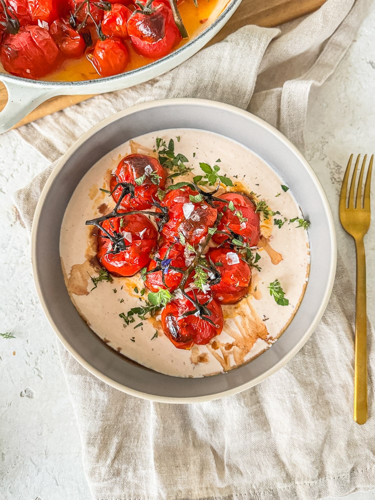 Gebackene Tomaten auf Joghurt - einfach und köstlich 2 Gebacken Tomaten auf Joghurt Rezept