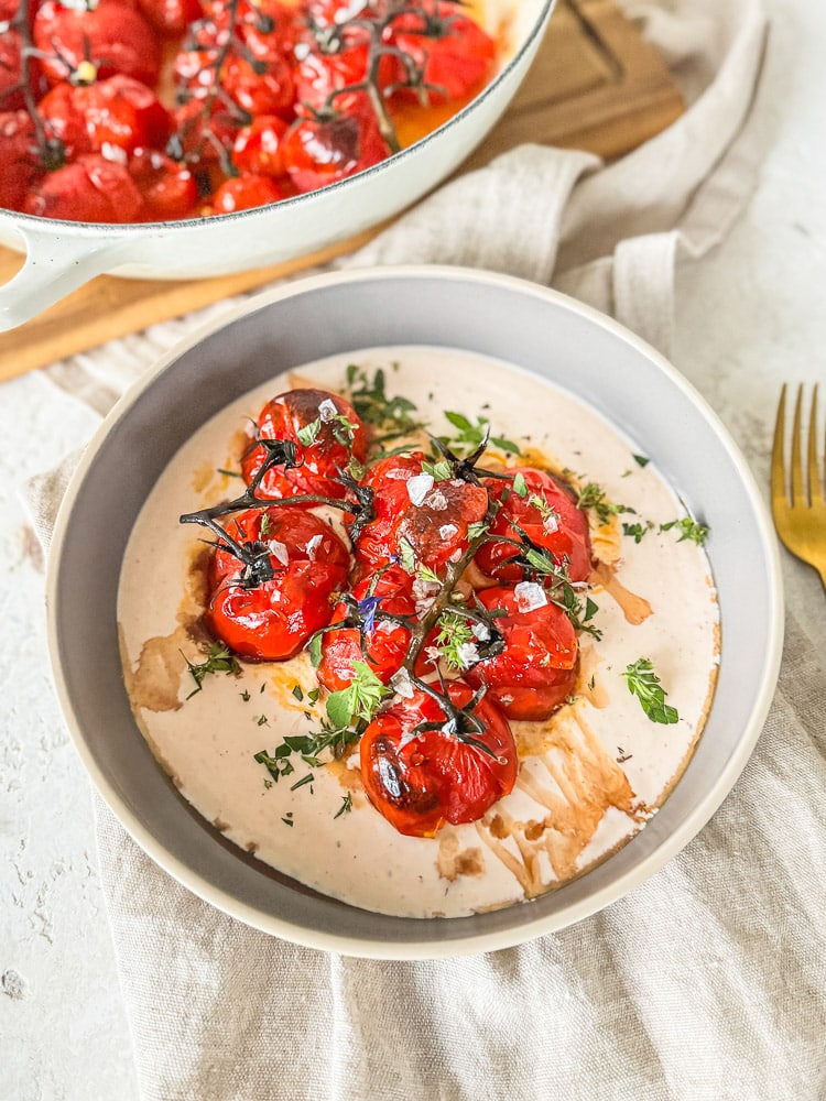 Gebackene Tomaten auf Joghurt - einfach und köstlich 3 Gebacken Tomaten auf Joghurt Rezept
