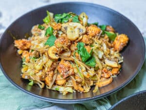 Spitzkohl asiatisch mit Reisnudeln - einfach, schnell und köstlich 7 Spitzkohl asiatisch mit Reisnudeln