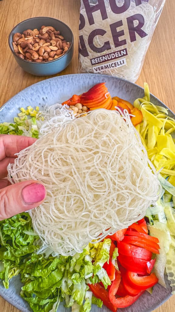 Reisnudelsalat – die perfekte Resteverwertung! 2 Reisnudelsalat mit Gemüse, Flexi-Rezept, Resteverwertung, schnell und einfach