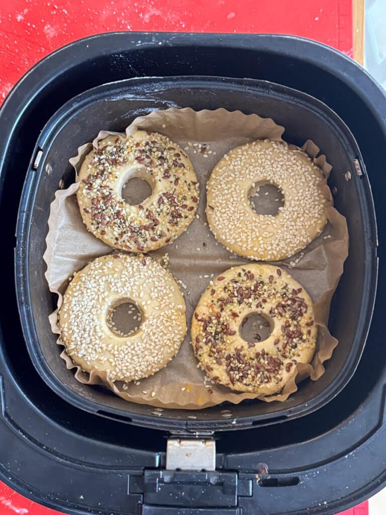 Schnelle Protein-Hafer-Bagels ohne Hefe, auch glutenfrei 8 Protein-Hafer-Bagels ohne Hefe - einfaches und schnelles Rezept, auch glutenfrei