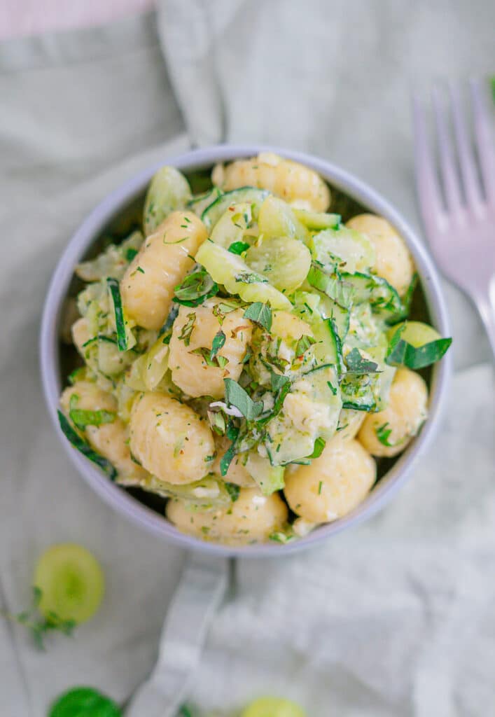 So hast du Gnocchi-Salat noch nie gegessen - schnell + einfach 2 Schneller Gnocchi-Salat Rezept mit Wow-Effekt
