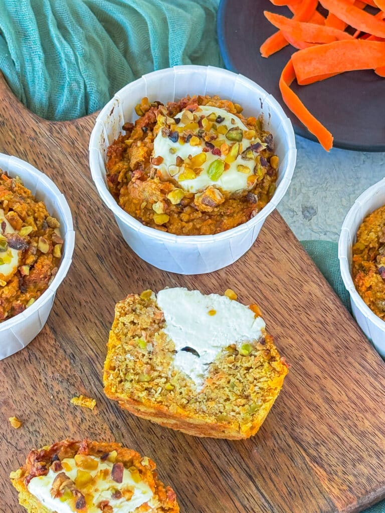 Karotten-Pistazien-Muffins mit Cheesecake-Füllung (ohne Mehl) – das gesunde Flexi-Rezept 2 Karotten-Pistazien-Muffins ohne Mehl, schnell, einfach und gesund