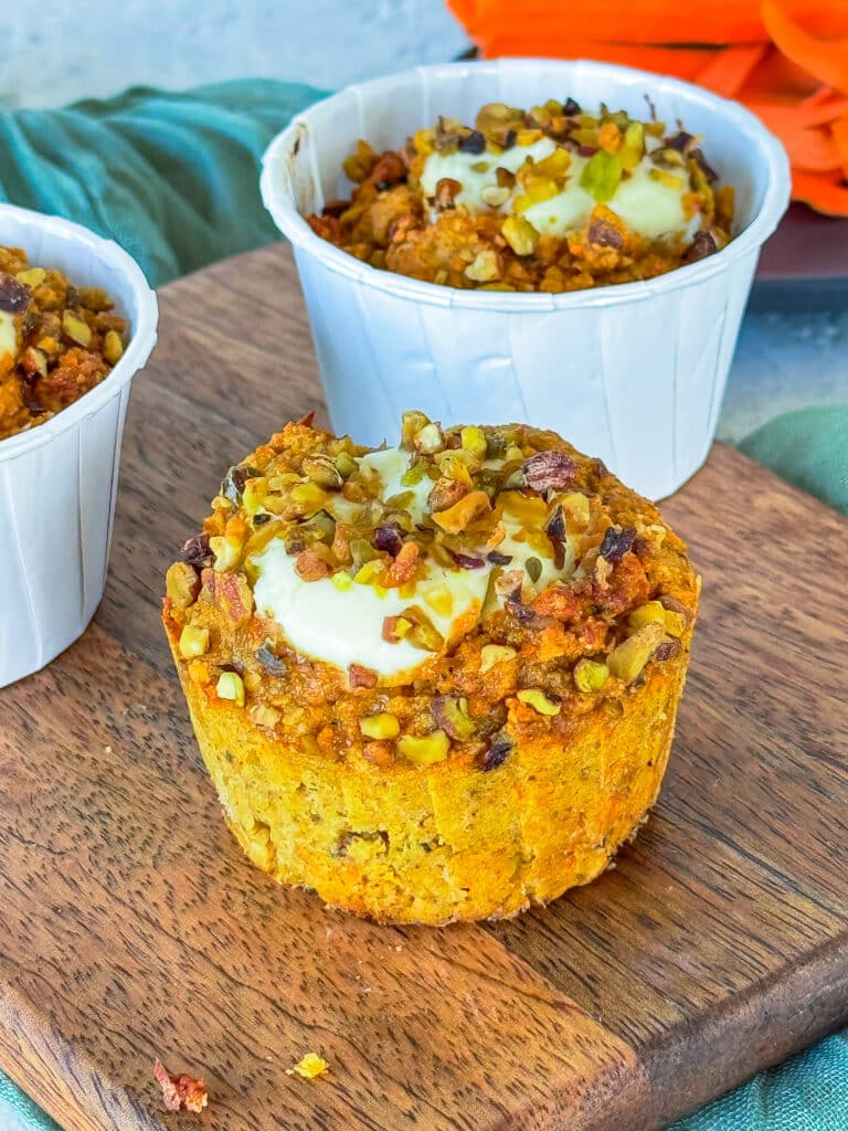 Karotten-Pistazien-Muffins mit Cheesecake-Füllung (ohne Mehl) – das gesunde Flexi-Rezept 1 Karotten-Pistazien-Muffins ohne Mehl, schnell, einfach und gesund