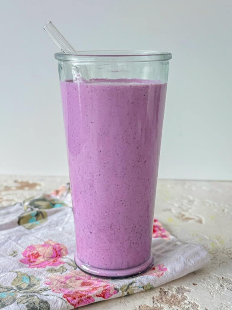 Power-Shake für Darmflora und Hormonbalance 1 Darmfreundlicher Power-Shake mit Kefir, Beeren, Ballaststoffen und Protein im Glas serviert