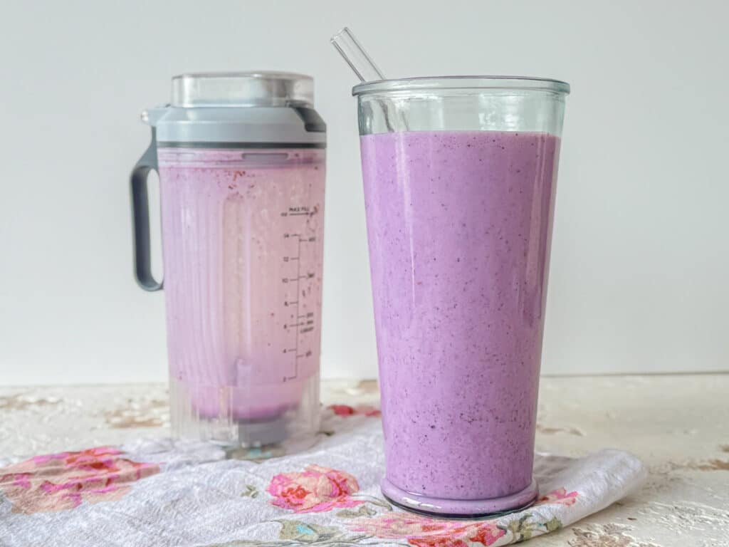 Power-Shake für Darmflora und Hormonbalance 2 Darmfreundlicher Power-Shake mit Milchkefir, Beeren, Ballaststoffen und Protein im Glas serviert