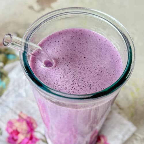 heidelbeer-shake-darm-hormonfreundlich-rezept-4 Darmfreundlicher Power-Shake mit Milchkefir, Beeren, Ballaststoffen und Protein im Glas serviert