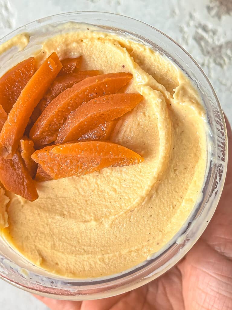 Quitteneis Spezial – für die Ninja Creami 7 Quitteneis im Becher – cremiges Herbst-Eis mit Joghurt und Quitten, zubereitet in der Ninja Creami.