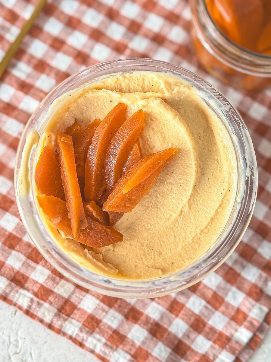 Quitteneis Spezial – für die Ninja Creami 12 Quitteneis im Becher – cremiges Herbst-Eis mit Joghurt und Quitten, zubereitet in der Ninja Creami.