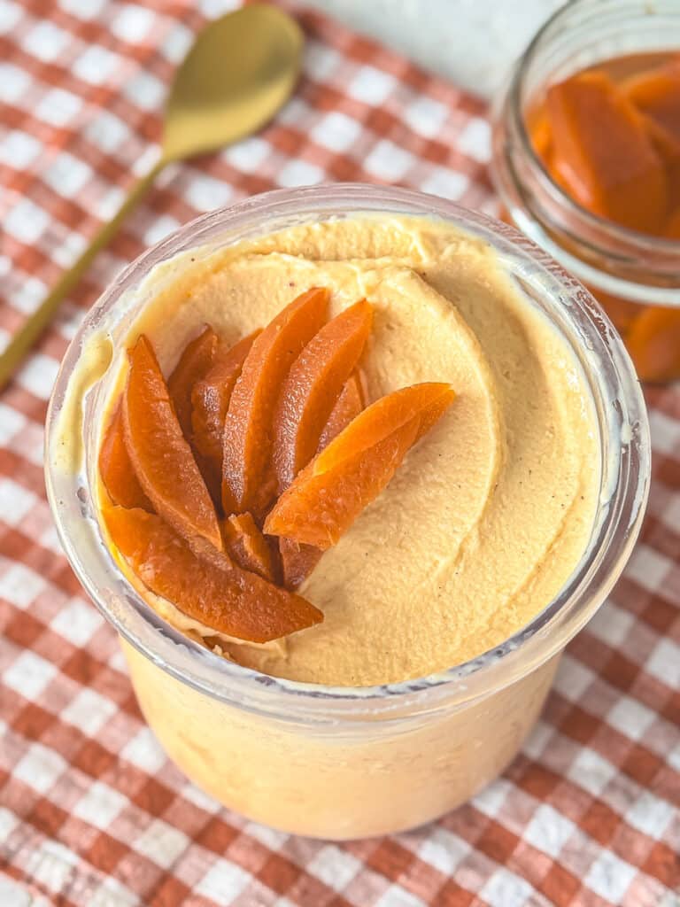 Quitteneis Spezial – für die Ninja Creami 11 Quitteneis im Becher – cremiges Herbst-Eis mit Joghurt und Quitten, zubereitet in der Ninja Creami.