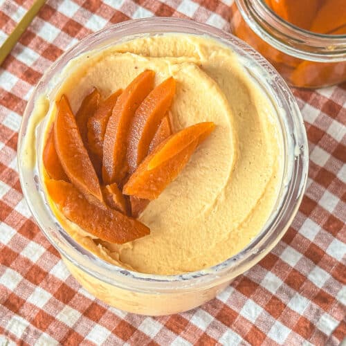 quitteneis-ninja-creami-13-rezept-kochtrotz Quitteneis im Becher – cremiges Herbst-Eis mit Joghurt und Quitten, zubereitet in der Ninja Creami.