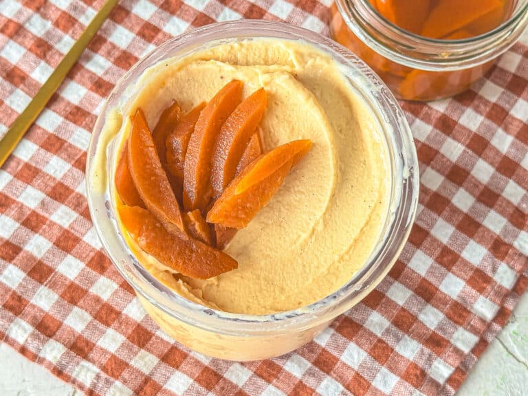 Quitteneis im Becher – cremiges Herbst-Eis mit Joghurt und Quitten, zubereitet in der Ninja Creami.