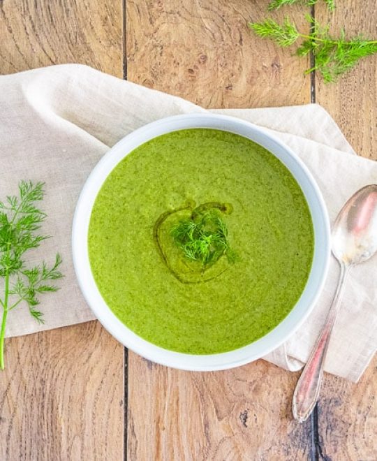 cremige Erbsensuppe mit weißen Bohnen wahlweise vegan