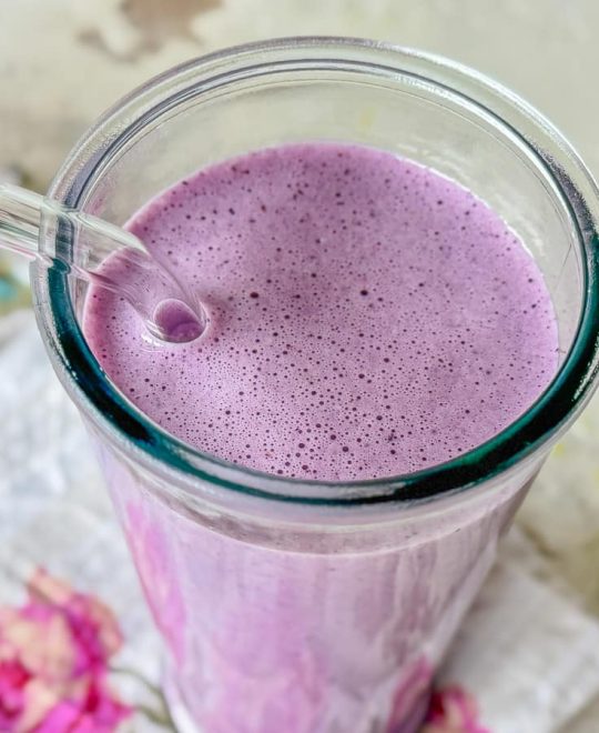 Darmfreundlicher Power-Shake mit Milchkefir, Beeren, Ballaststoffen und Protein im Glas serviert