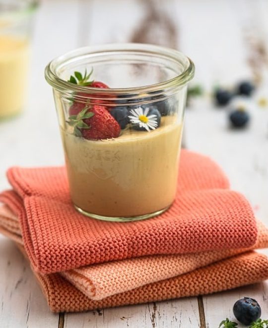 Vanille-Proteinpudding garniert mit Heidelbeeren und Erdbeeren