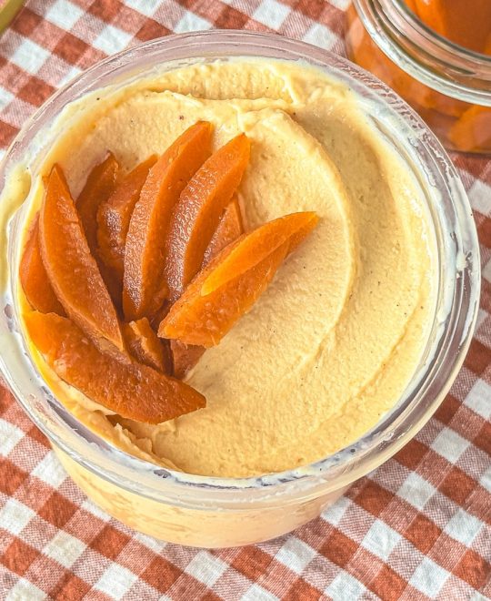 Quitteneis im Becher – cremiges Herbst-Eis mit Joghurt und Quitten, zubereitet in der Ninja Creami.